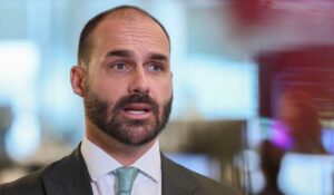 Após falas nos EUA, Eduardo Bolsonaro vira alvo e pode seguir destino de seu pai