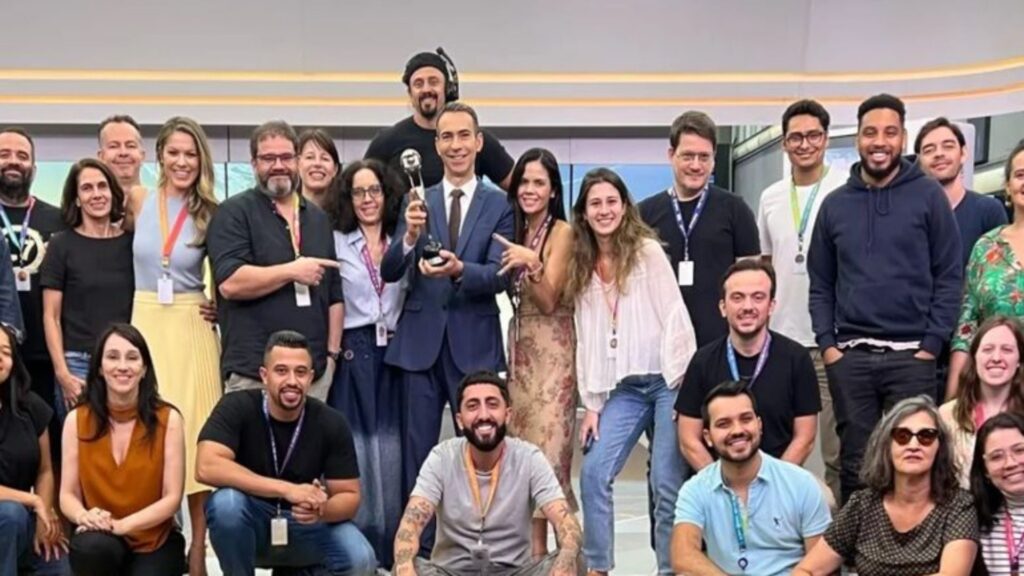 Após tragédia com a mãe, jornalista de 55 anos conquista o topo da Globo e compra andar em Ipanema