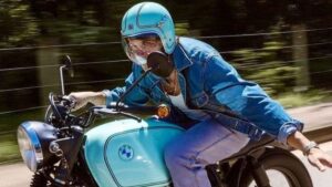 Ator da próxima novela das nove impressiona com moto de R$ 85 mil e estilo personalizado