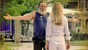 Avenida Brasil: Carminha expulsa Nilo da mansão em cena de vexame na piscina