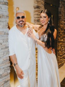 Belo capricha em surpresa romântica para Rayane no aniversário de namoro
