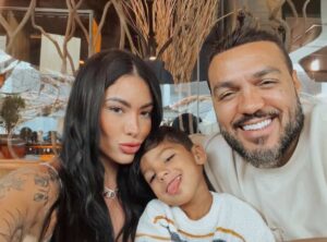 Belo e filho de Rayane Figliuzzi trocam selinho e redes explodem: ‘Não é normal!’