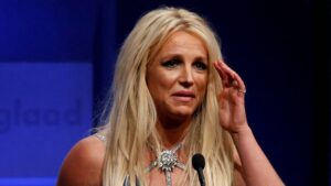 Britney Spears é formalmente acusada de dirigir alcoolizada e segue internada