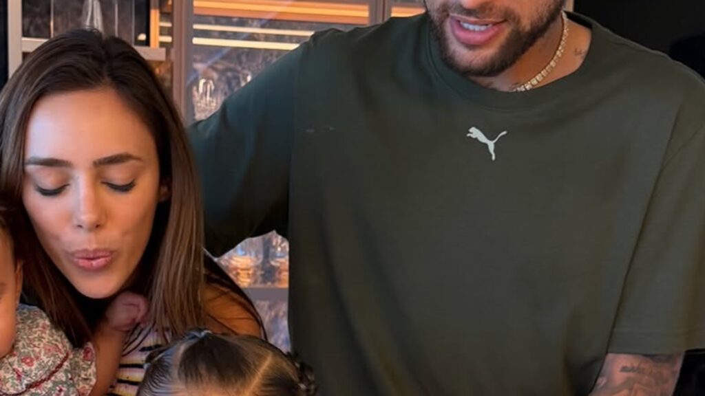 Bruna Biancardi escolhe bolo simples para celebrar 32 anos ao lado de Neymar e das filhas