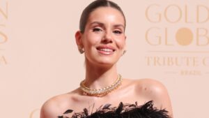 Camila Queiroz rouba a cena com vestido de R$ 130 mil em evento: ‘Achei que não ia ter coragem’