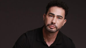 Influenciador Carlos Filhar morre deixando carta sobre traição; marido se pronuncia