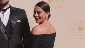 Carol Castro surge com seu novo namorado no Golden Globes