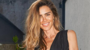 Carolina Dieckmann capricha em look ousado e deixa calcinha à mostra!