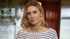 Carolina Dieckmann surge com novo visual moreno e confirma papel em filme