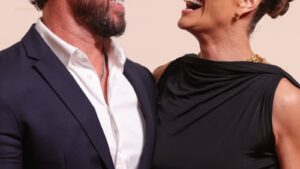 Casada há 18 anos, atriz famosa surge com o marido gato no Golden Globes