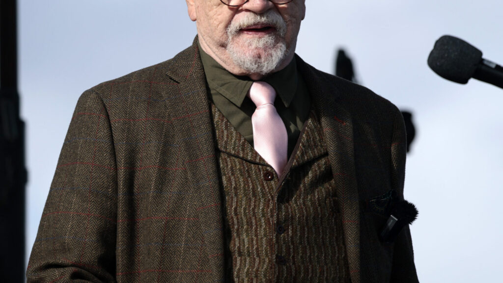 Casado há 24 anos, ator de 79 anos revela que mora em casa diferente da esposa