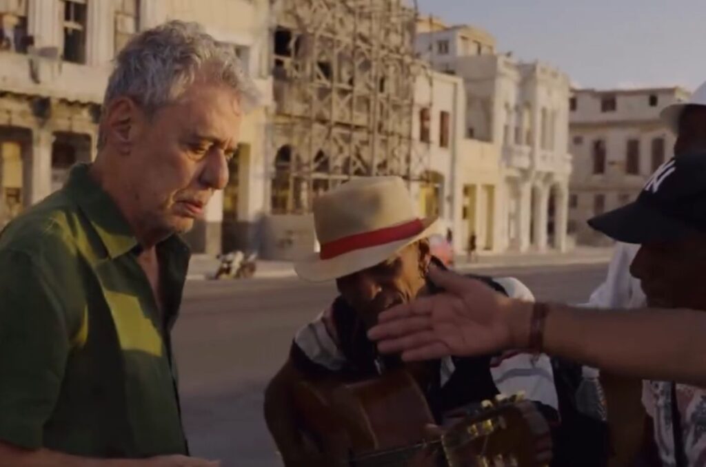 Chico Buarque é tietado em Cuba e faz sessão de músicas com artistas de rua