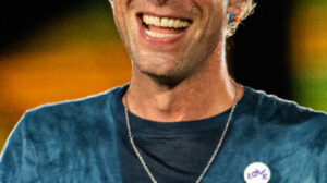 Chris Martin aos 49 anos entra em atrito com ex-mulher por escolha profissional polêmica da filha Apple