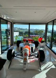 Influenciador preso ostentava réplica de carro de Ayrton Senna em mansão
