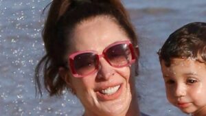 Claudia Raia curte dia de praia ao lado do marido e do filho caçula