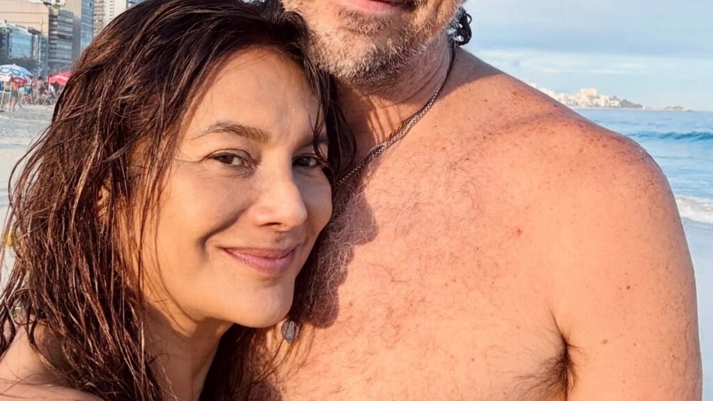 Dira Paes chama atenção ao curtir o dia na praia com o marido: ‘Casal lindo’