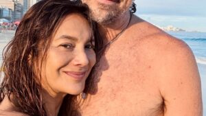 Dira Paes chama atenção ao curtir o dia na praia com o marido: ‘Casal lindo’