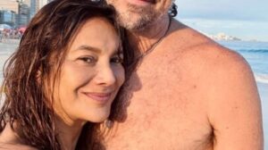 Dira Paes exibe momento raro na praia com marido e filhos
