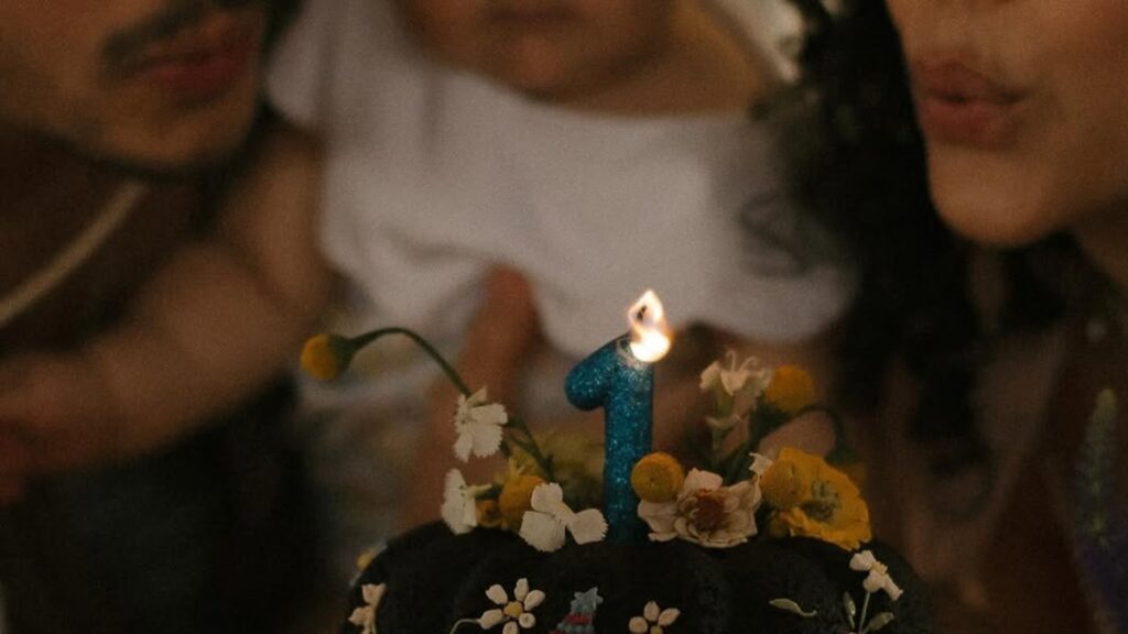 Discreta, cantora surpreende com fotos raras no aniversário de 1 ano da filha: ‘Coisa mais linda’