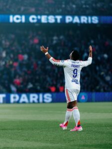 Endrick bota pressão em Ancelotti e brilha contra PSG em vitória memorável