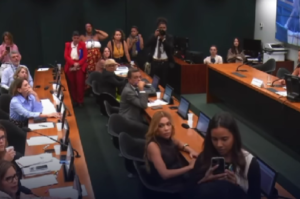 Erika Hilton rebate críticas em sessão acalorada: ‘Graças a Deus não as represento’