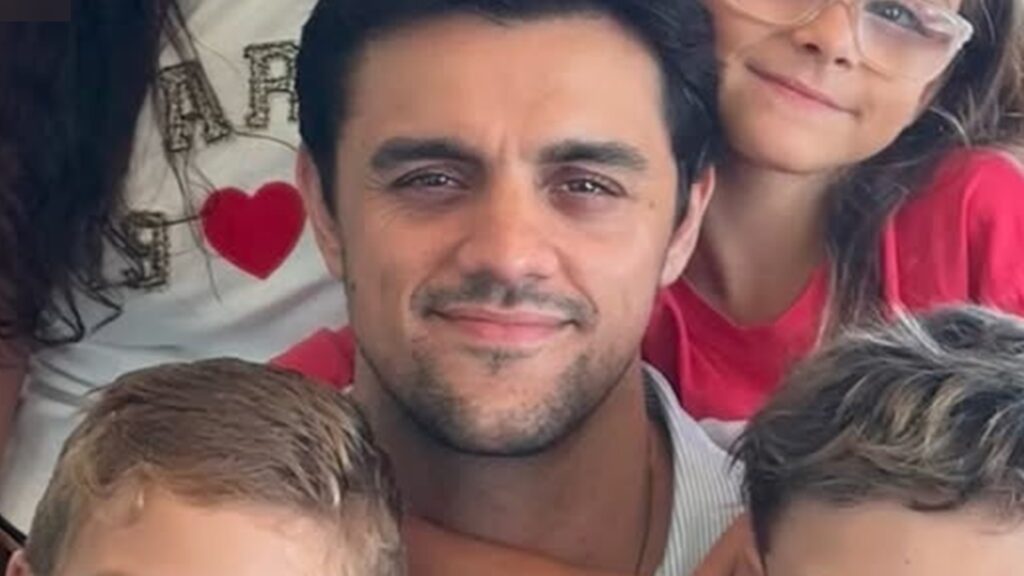 Esposa de Felipe Simas expõe hábito que mantém com o ator e os três filhos: ‘Fazemos…’