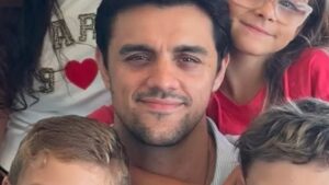 Esposa de Felipe Simas expõe hábito que mantém com o ator e os três filhos: ‘Fazemos…’