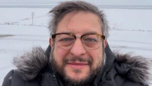 Eugene Mirman sofre acidente gravíssimo com carro em chamas