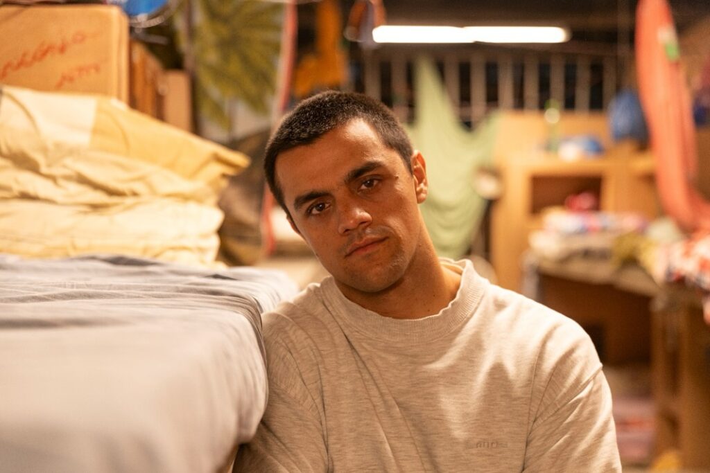 Felipe Simas Revela Segredo Para Viver Vilões e Destaca Influência Profunda da Fé em Sua Vida