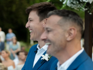 Felipe Suhre se casa com diretor no Rio e divide momento especial!