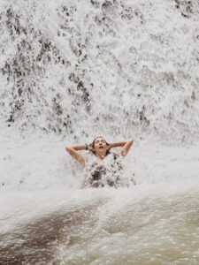 Fernanda Paes Leme aproveita retiro e se reconecta com a natureza em banho de cachoeira