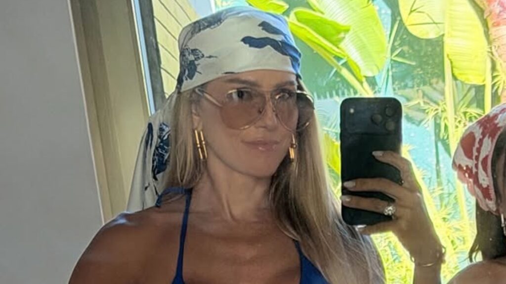 Filha de Deborah Secco rouba a cena ao exibir look para curtir dia de sol com a mãe