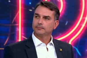 Flávio Bolsonaro é denunciado por conduta polêmica em igreja evangélica