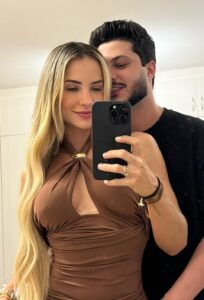 Gabi Martins presenteia Matheus Fidelis com cueca estampada com seu rosto e frase exclusiva
