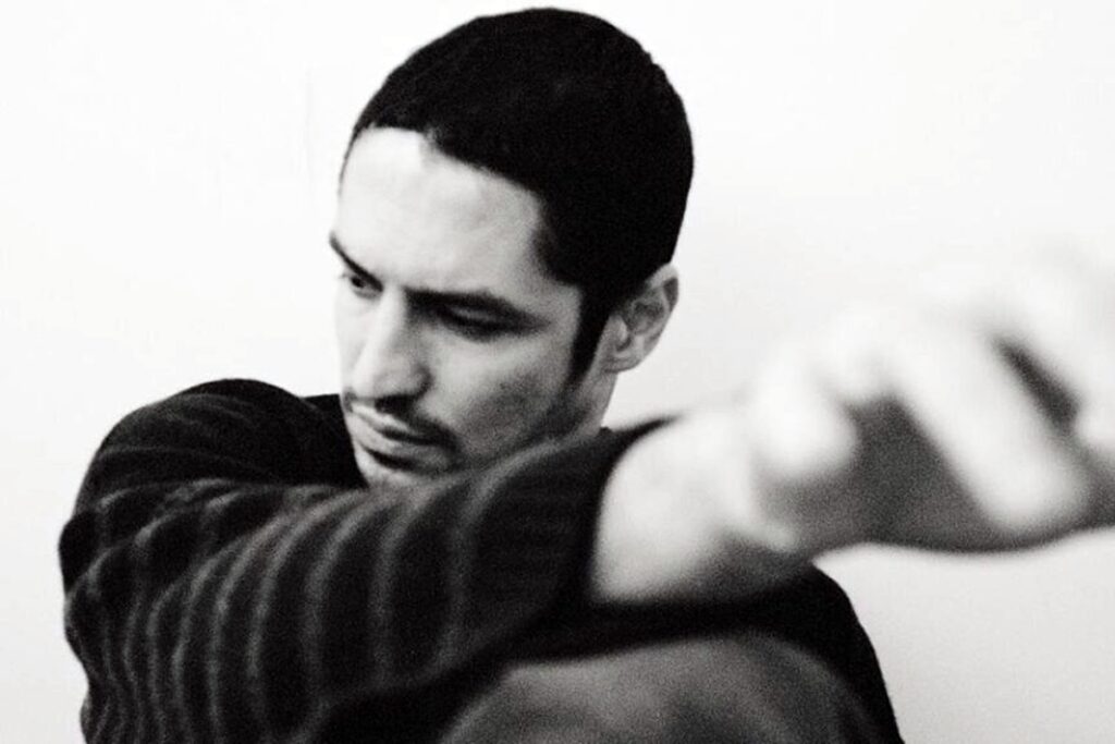 Gabriel Leone surpreende e estreia como cantor com primeiro álbum