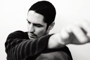 Gabriel Leone surpreende e estreia como cantor com primeiro álbum