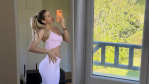 Gabriely Miranda exibe barriguinha de grávida com Endrick