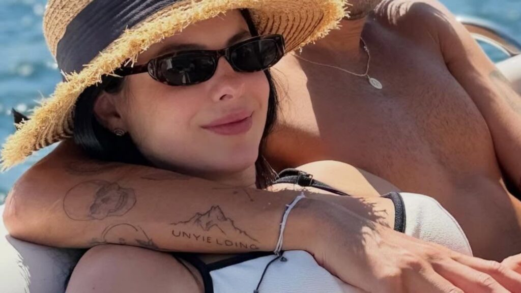 Grávida do terceiro filho, Sthefany Brito exibe barrigão em passeio com o marido