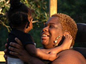 Grávida em Trabalho de Parto Participa de Audiência Judicial ao Vivo Contra Cesariana