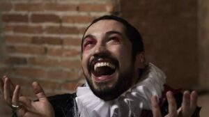 Montagem de Hamlet transforma espaço em São Paulo em experiência teatral única