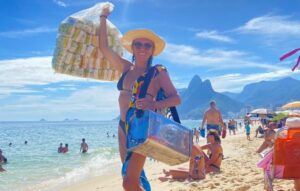 Helô Pinheiro Desafia o Tempo no Rio Fashion Week com Desfile de Biquíni