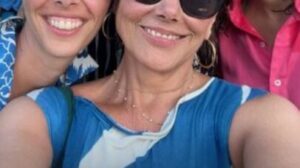 Heloisa Períssé esbanja amor ao lado da namorada em passeio romantic