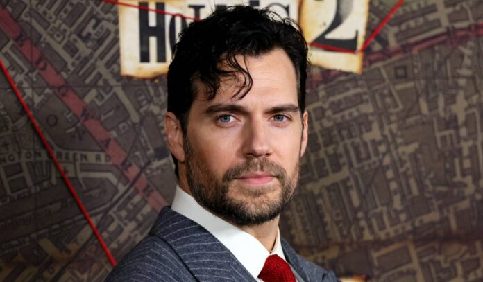 Henry Cavill revela situação constrangedora durante gravação de cena de sexo em série
