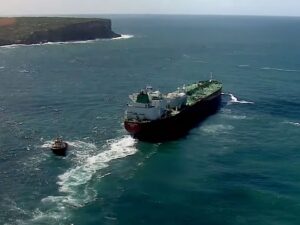 Escalada no Oriente Médio: Irã fecha Estreito de Ormuz após ofensiva de Israel