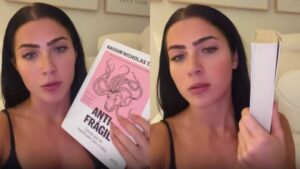 Jade Picon compra livro pela capa mas desiste ao ver tamanho: ‘Não vai dar’