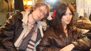 Jenna Ortega na mira dos fãs por namoro polêmico com Elias Rønnenfelt