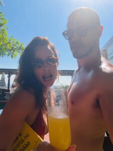 José Loreto derrete a web aos beijos com namorada em passeio romântico no Rio