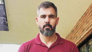 Juliano Cazarré debocha de críticas e agradece a ‘publicidade grátis’