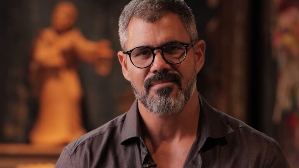 Juliano Cazarré solta o verbo sobre curso para homens e mete o pau em feministas!