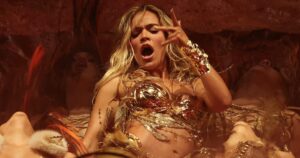 Karol G faz história como primeira atração principal latina no Coachella 2026